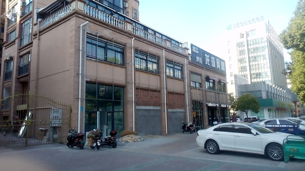 姜堰三水大道門頭招牌制作安裝進(jìn)行中……